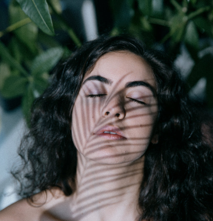 Eine sinnliche Frau symbolisiert vegane Naturkosmetik Gesichtspflege