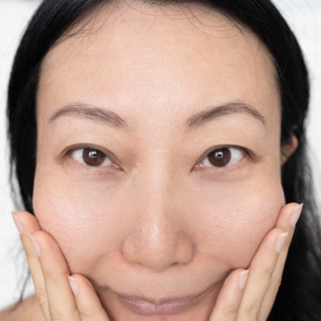Frau nach der veganen Naturkosmetik Gesichtspflege von Hauchgrün